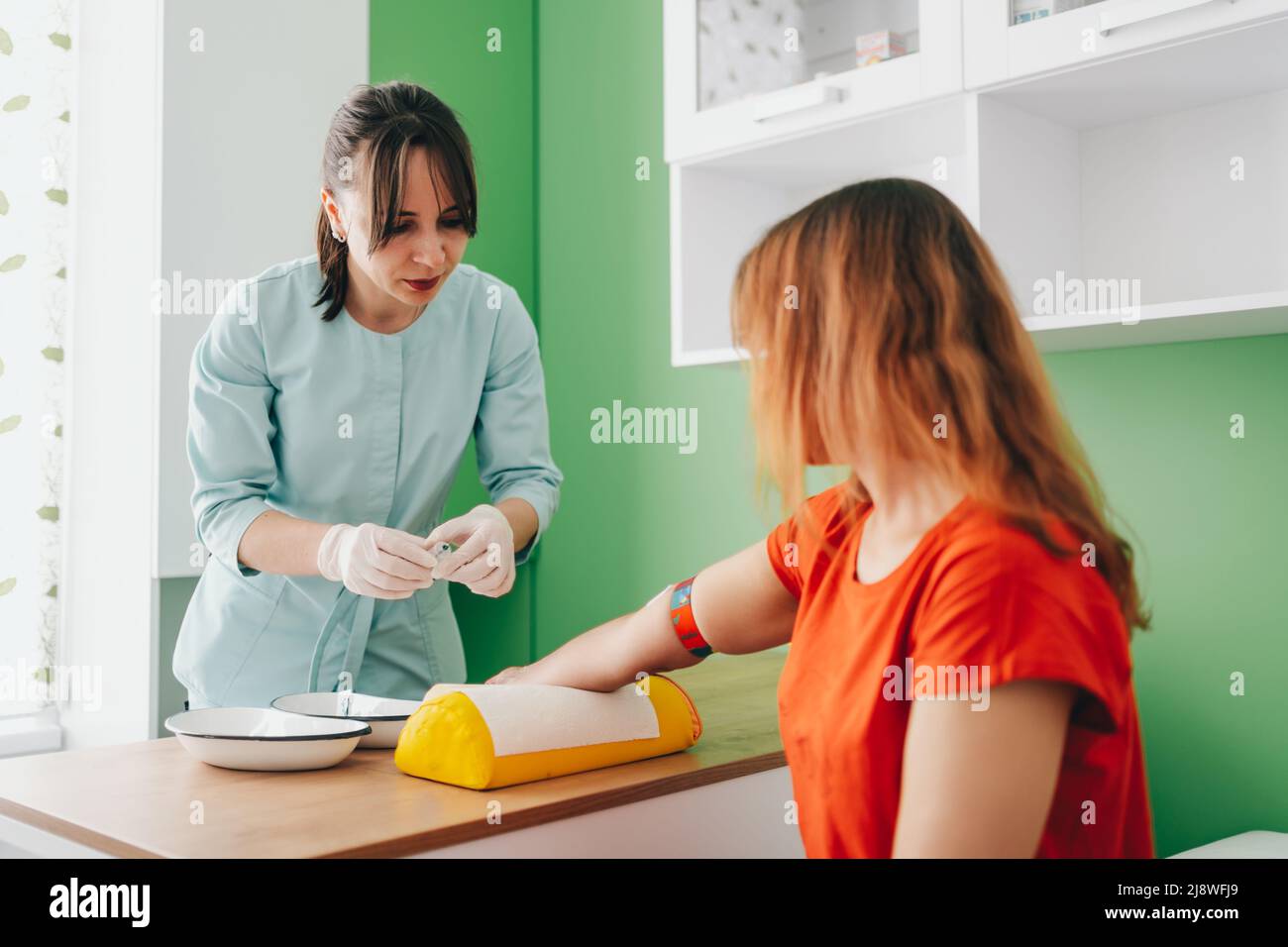 Préparation pour les analyses sanguines. La femme est venue à la clinique. Banque D'Images