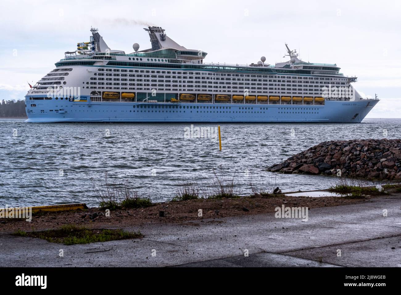 Helsinki / Finlande - 13 MAI 2022 : MV Voyager of the Seas, exploité par Royal Caribbean, au départ du port d'Helsinki Banque D'Images