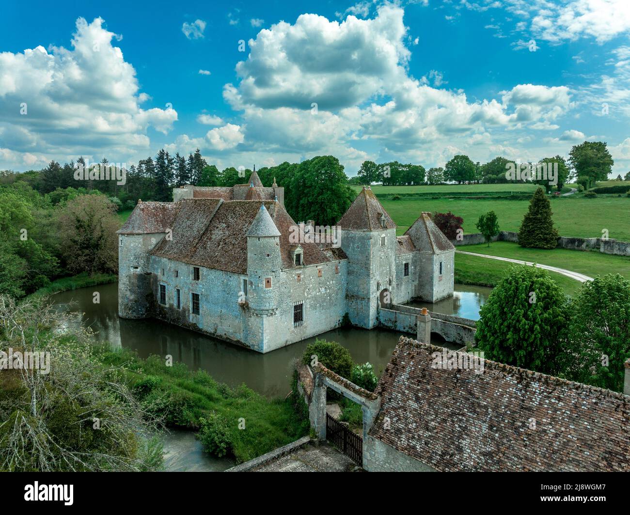 Vue aérienne du château d'eau de Buranlure au milieu d'un écrin verdoyant dans la vallée de la Loire Banque D'Images