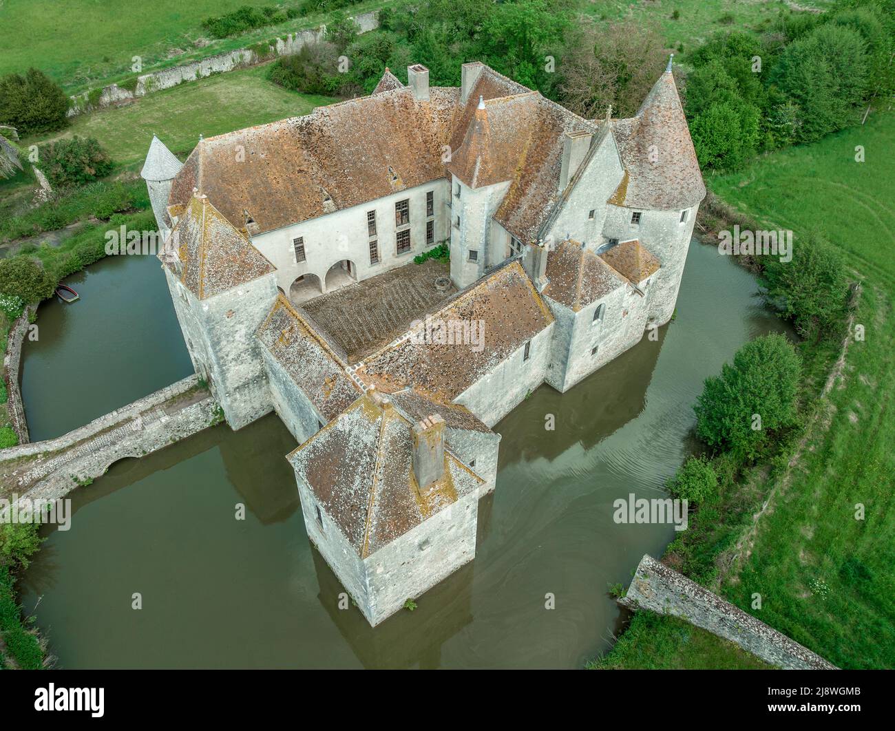 Vue aérienne du château d'eau de Buranlure au milieu d'un écrin verdoyant dans la vallée de la Loire Banque D'Images