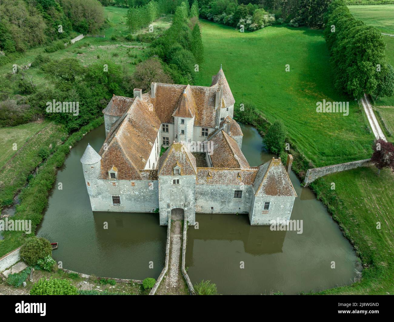 Vue aérienne du château d'eau de Buranlure au milieu d'un écrin verdoyant dans la vallée de la Loire Banque D'Images