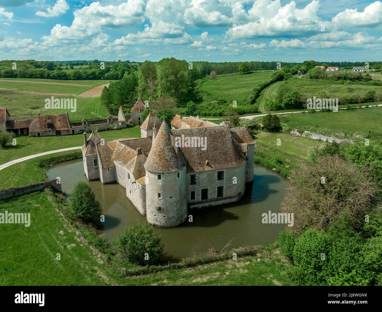 Vue aérienne du château d'eau de Buranlure au milieu d'un écrin verdoyant dans la vallée de la Loire Banque D'Images