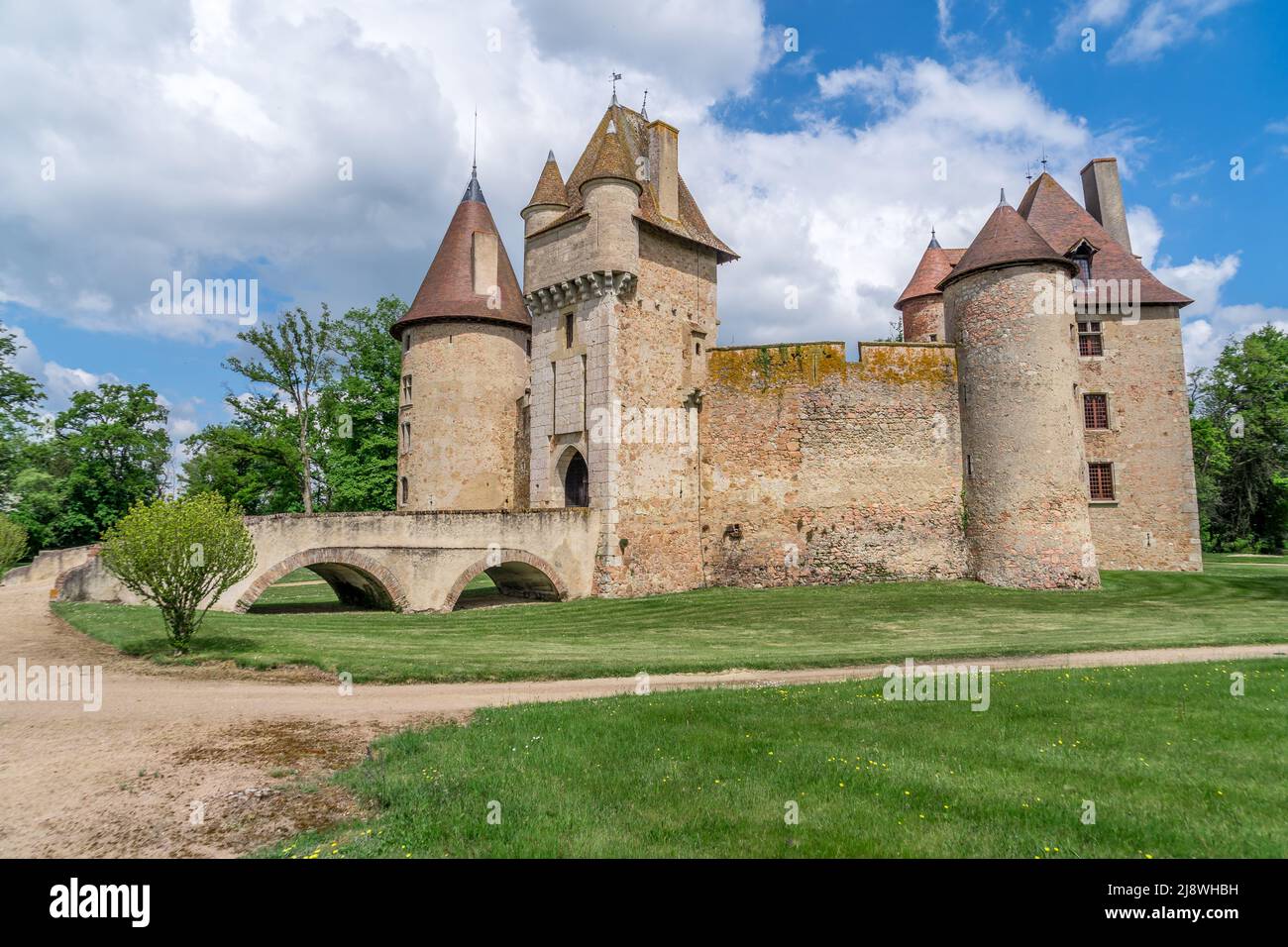 Vue sur le château de Thoury à Saint-Pourain-sur-Besbre en Auvergne, château féodal avec de hauts murs-rideaux fortifiés entourant une cour, la tour de la porte e Banque D'Images