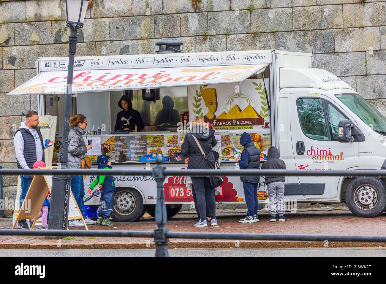 Vue magnifique sur les personnes à proximité du véhicule mobile du snack-bar extérieur. Suède. Uppsala. Banque D'Images