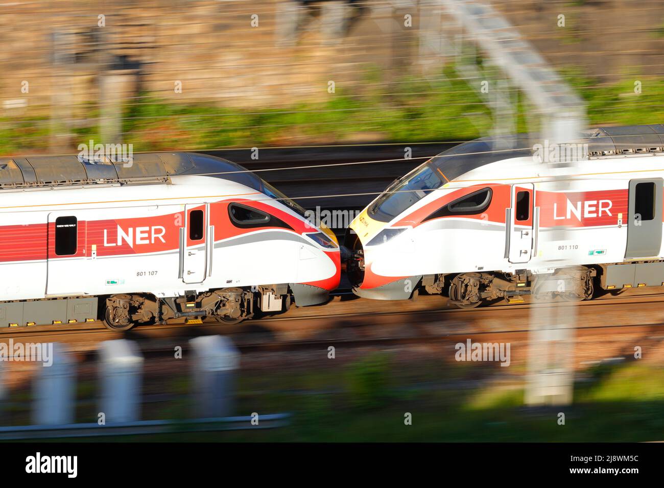 Les trains Azuma à double entête se dirigent vers la gare de Leeds City Banque D'Images