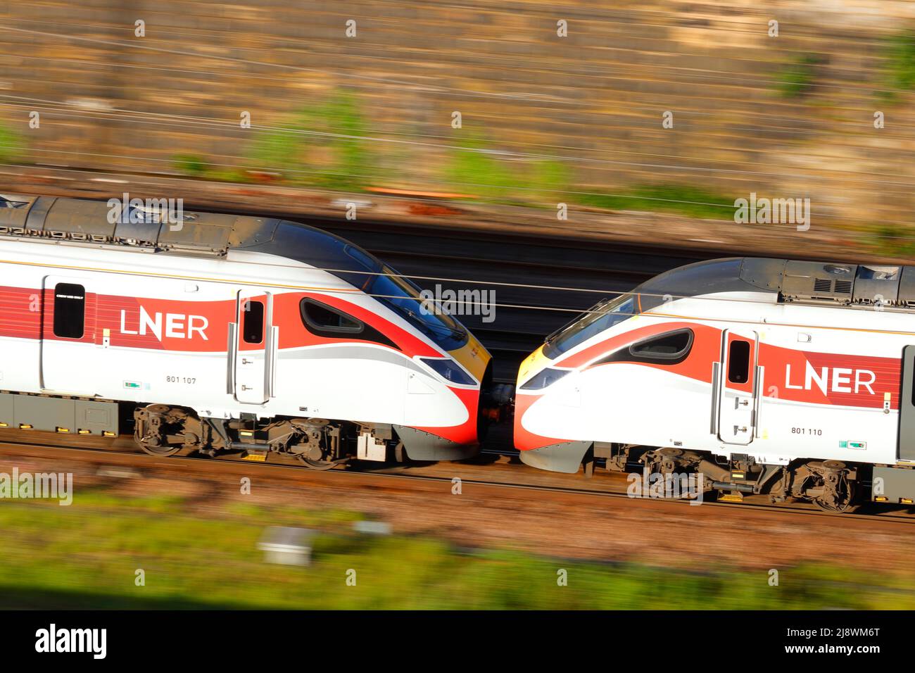 Les trains Azuma à double entête se dirigent vers la gare de Leeds City Banque D'Images