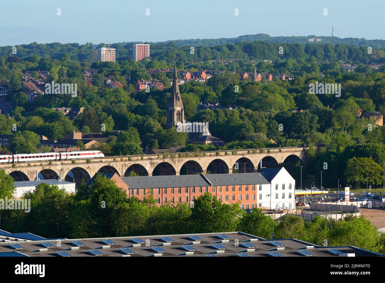 Un PETIT train Azuma traversant Kirkstall Road Viaduct à Leeds, West Yorkshire, Royaume-Uni Banque D'Images