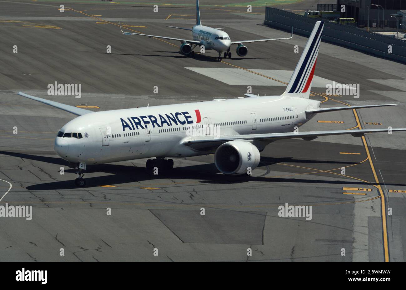 Un Boeing 777 d'Air France, un taxi aérien pour passagers, est disponible à l'aéroport international de San Francisco, en Californie. Banque D'Images