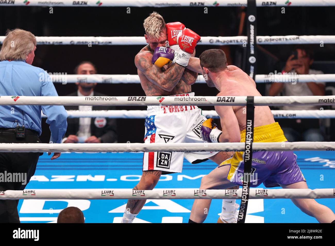 Milan, Italie. 13th mai 2022. Italie, Milan, mai 13 2022: Daniele Scardina (ita) contre Giovanni de Carolis (ita), titre de WBO Intercontinental Super Middlewhuit, pendant la nuit de boxe de Milan 2022 à Allianz Cloud (Credit image: © Fabrizio Andrea Bertani/Pacific Press via ZUMA Press Wire) Banque D'Images