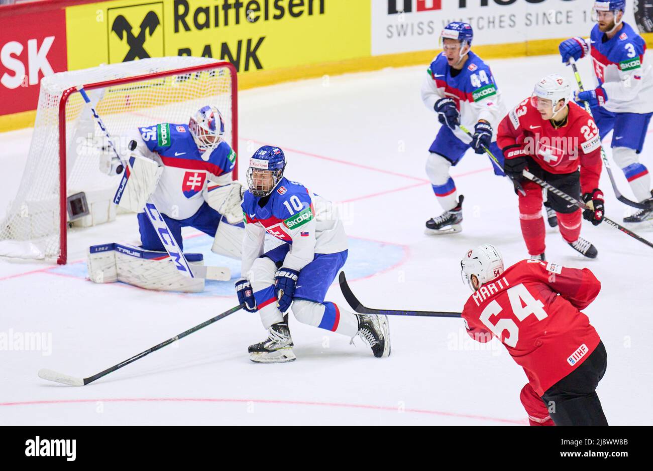 Helsinki, Finlande. 18th mai 2022. Helsinki, Finlande. 18th mai 2022. Christian Marti, SUI 54 Shoots, Adam Huska, SVK 35 (NHL New York Rangers)svk10 défendre dans le match SUISSE - SLOVAQUIE du CHAMPIONNAT DU MONDE DE HOCKEY SUR GLACE de l'IIHF Groupe B à Helsinki, Finlande, 18 mai 2022, saison 2021/2022 © Peter Schatz / Alay Live News Banque D'Images