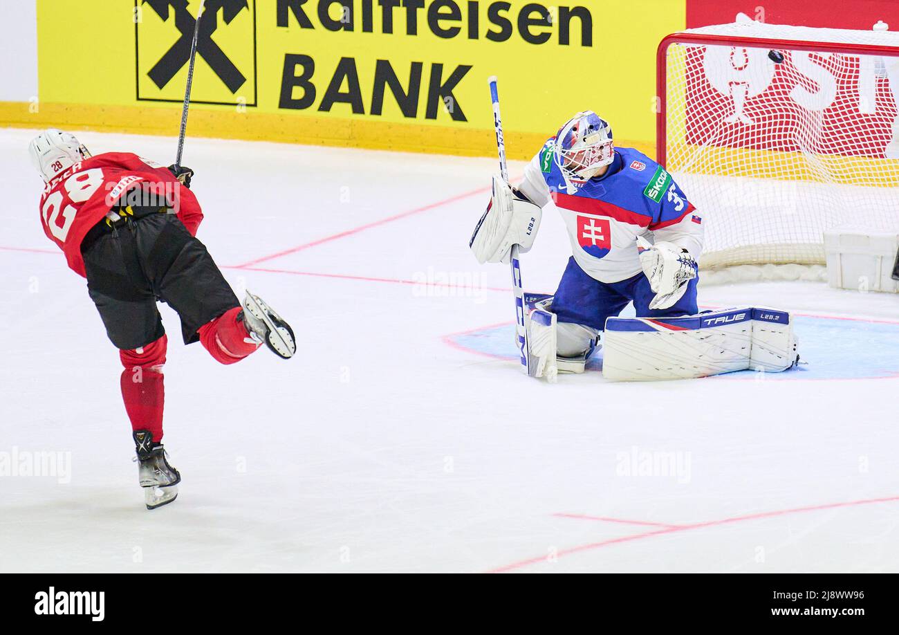 Helsinki, Finlande. 18th mai 2022. Helsinki, Finlande. 18th mai 2022. Timo Meier Nr. 28 de Suisse scores, buts de pousses , Tor, Treffer, Torschuss, 3-2 contre Adam Huska, SVK 35 (NHL New York Rangers) dans le match SUISSE - SLOVAQUIE du CHAMPIONNAT DU MONDE de HOCKEY SUR GLACE de l'IIHF Groupe B à Helsinki, Finlande, 18 mai 2022, saison 2021/2022 © Peter Schatz / Alay Live News Banque D'Images