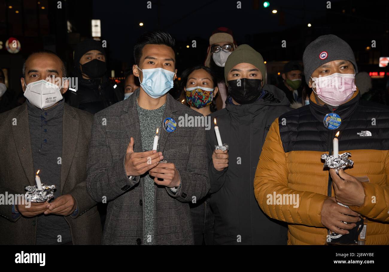 QUEENS, New York – 17 mars 2021 : des manifestants sont vus à Jackson Heights lors d'une veillée pour des victimes de violence anti-asiatique. Banque D'Images