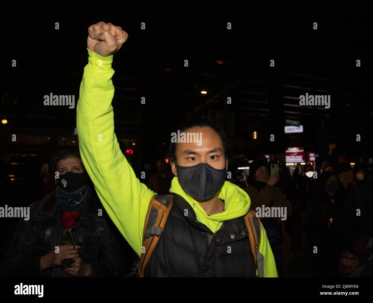 QUEENS, New York – 17 mars 2021 : des manifestants sont vus à Jackson Heights lors d'une veillée pour des victimes de violence anti-asiatique. Banque D'Images