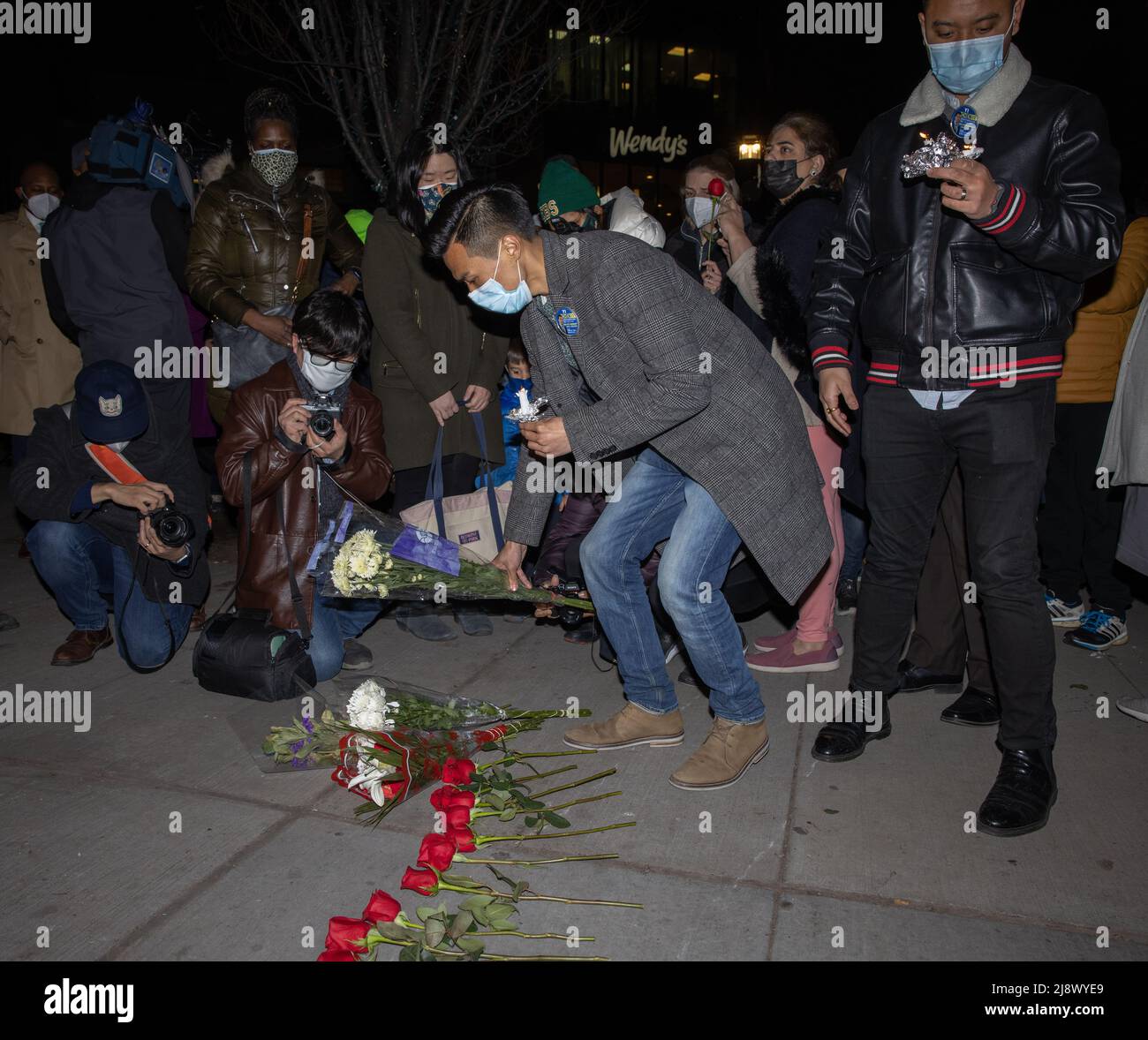 QUEENS, New York – 17 mars 2021 : des manifestants sont vus à Jackson Heights lors d'une veillée pour des victimes de violence anti-asiatique. Banque D'Images