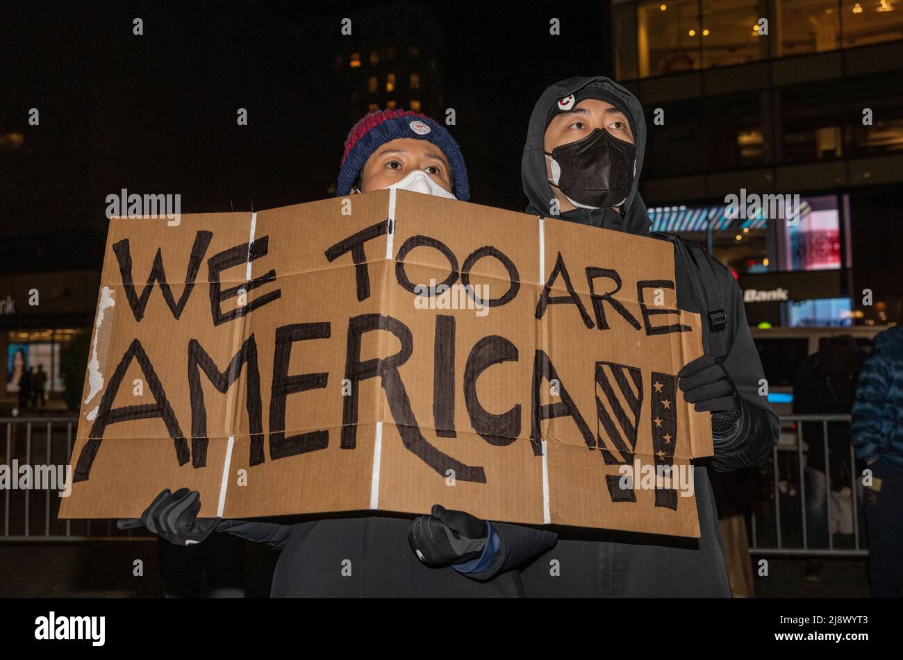 NEW YORK, New York – le 19 mars 2021 : des manifestants sont vus à Union Square Park lors d'une veillée pour les victimes de violences anti-asiatiques. Banque D'Images