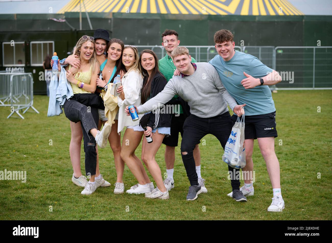 Les fans de musique arrivent pour le premier concert non-socialement distancé au parc Sefton à Liverpool le 2 mai 2021. Le concert est bordé par le groupe Manchester Indie Blossoms. Le concert a été un essai pilote organisé par le gouvernement pour le retour des événements musicaux en direct cet été. Avec: Atmosphère où: Liverpool, Royaume-Uni quand: 02 mai 2021 crédit: Graham Finney/WENN Banque D'Images