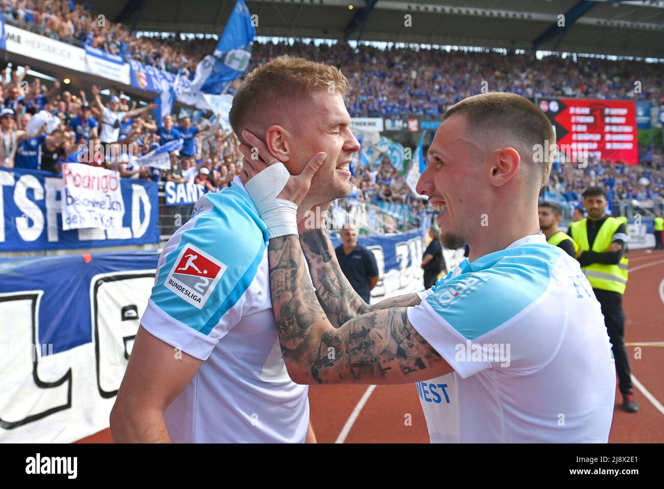 Goaljubel Simon TERODDE (li, FC Schalke 04) après le but à 2-1 avec Darko CHURLINOV (FC Schalke 04) devant le bloc ventilateur de Schalke, jubilation, joie, enthousiasme, football 2nd saison Bundesliga 2021/2022, match 34, matchday34. 1.FC Nuremberg - FC Schalke 04 1-2, le 15th mai 2022, MAX MORLOCK STADIUM. Banque D'Images