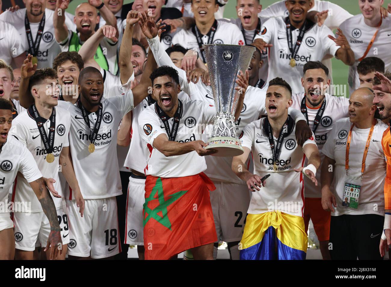 Eintracht Frankfurt joueur de célébrer la levée du trophée après avoir remporté la finale de la LIGUE EUROPA de Séville 2022 pendant le match de football Europa League finale de l'UEFA Europa League 2022 - Eintracht vs Rangers le 18 mai 2022 à l'Estadio Ramon Sanchez-Pizjuan à Séville, Espagne (photo de Francesco Scaccianoce/LiveMedia/Sipa USA) Banque D'Images