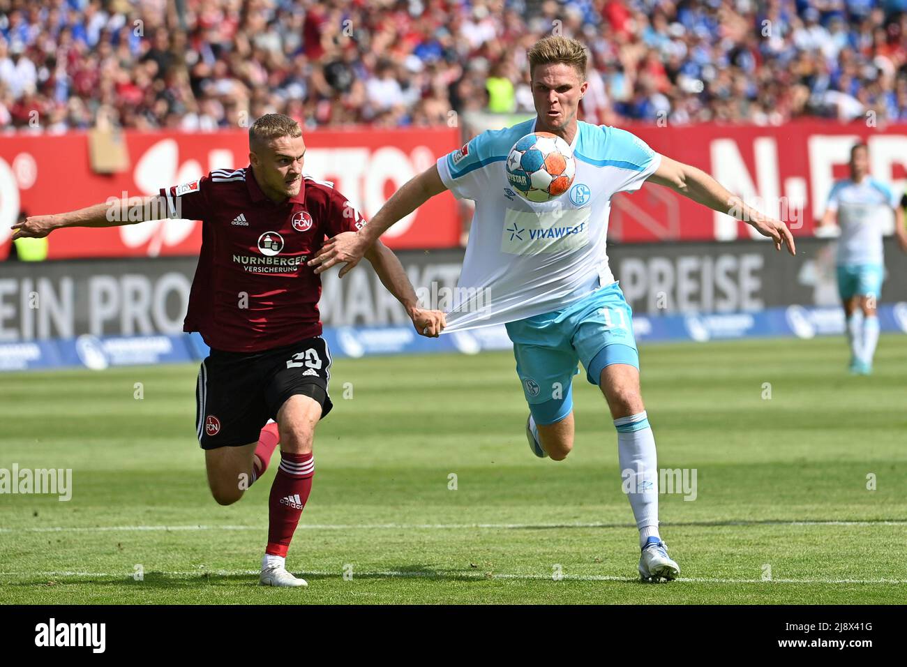 Tim HANDWERKER (1st FC Nuremberg), action, duels contre Marius BUELTER (FC Schalke 04), tire, tugs au maillot, football 2nd Bundesliga saison 2021/2022, 34th match day, matchday34. 1.FC Nuremberg - FC Schalke 04 1-2, le 15th mai 2022, MAX MORLOCK STADIUM. Banque D'Images