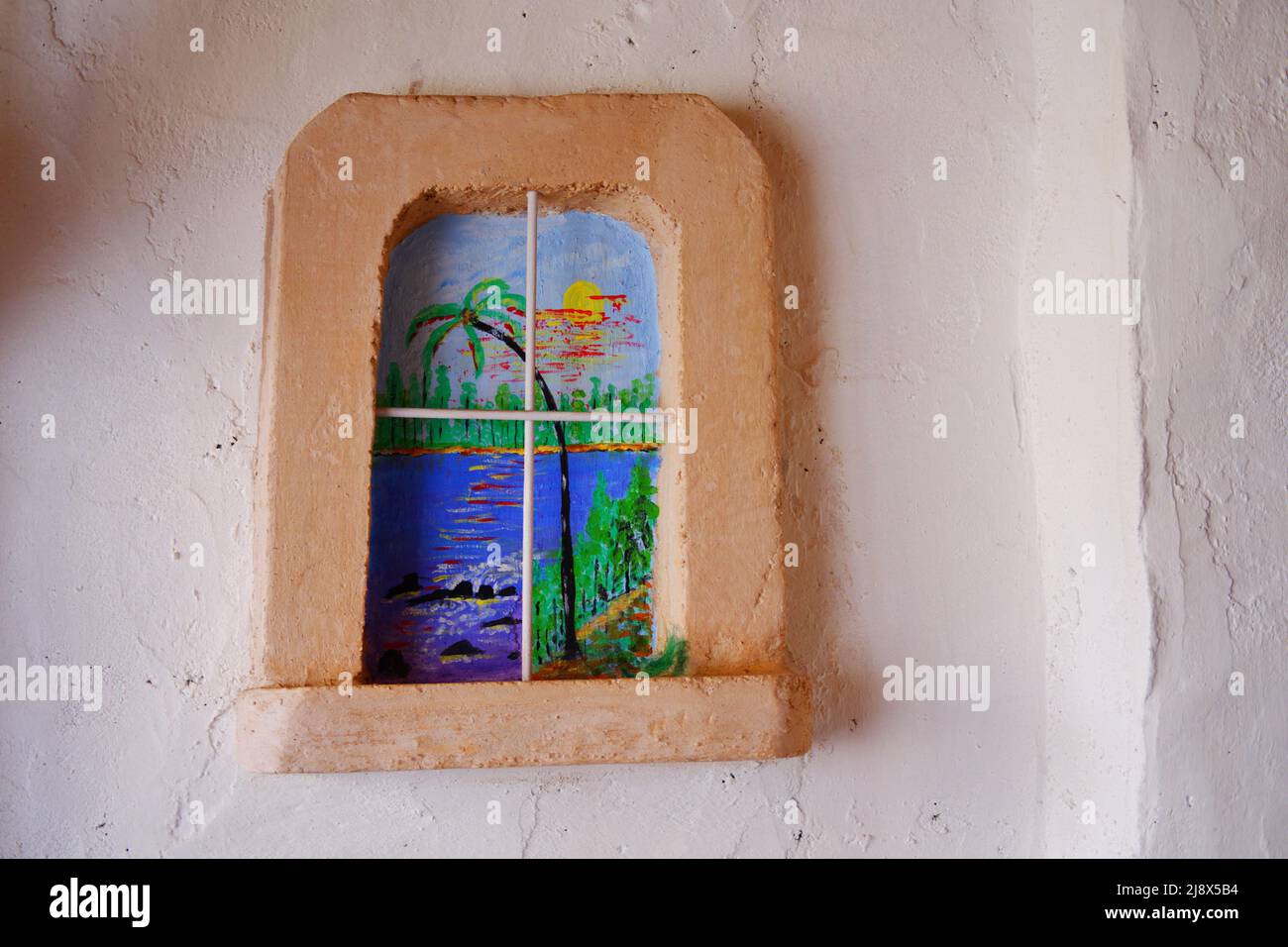 Fenêtre peinte sur le mur de boue d'une ancienne maison historique Banque D'Images