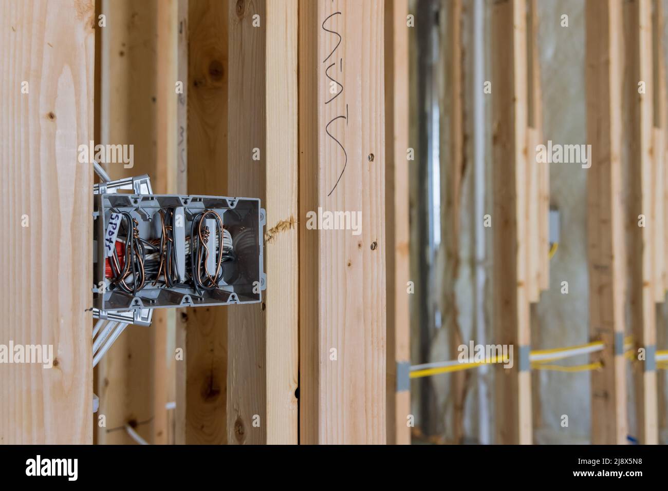Acheminement des fils par un électricien dans les prises électriques du connecteur de prise électrique au mur Banque D'Images