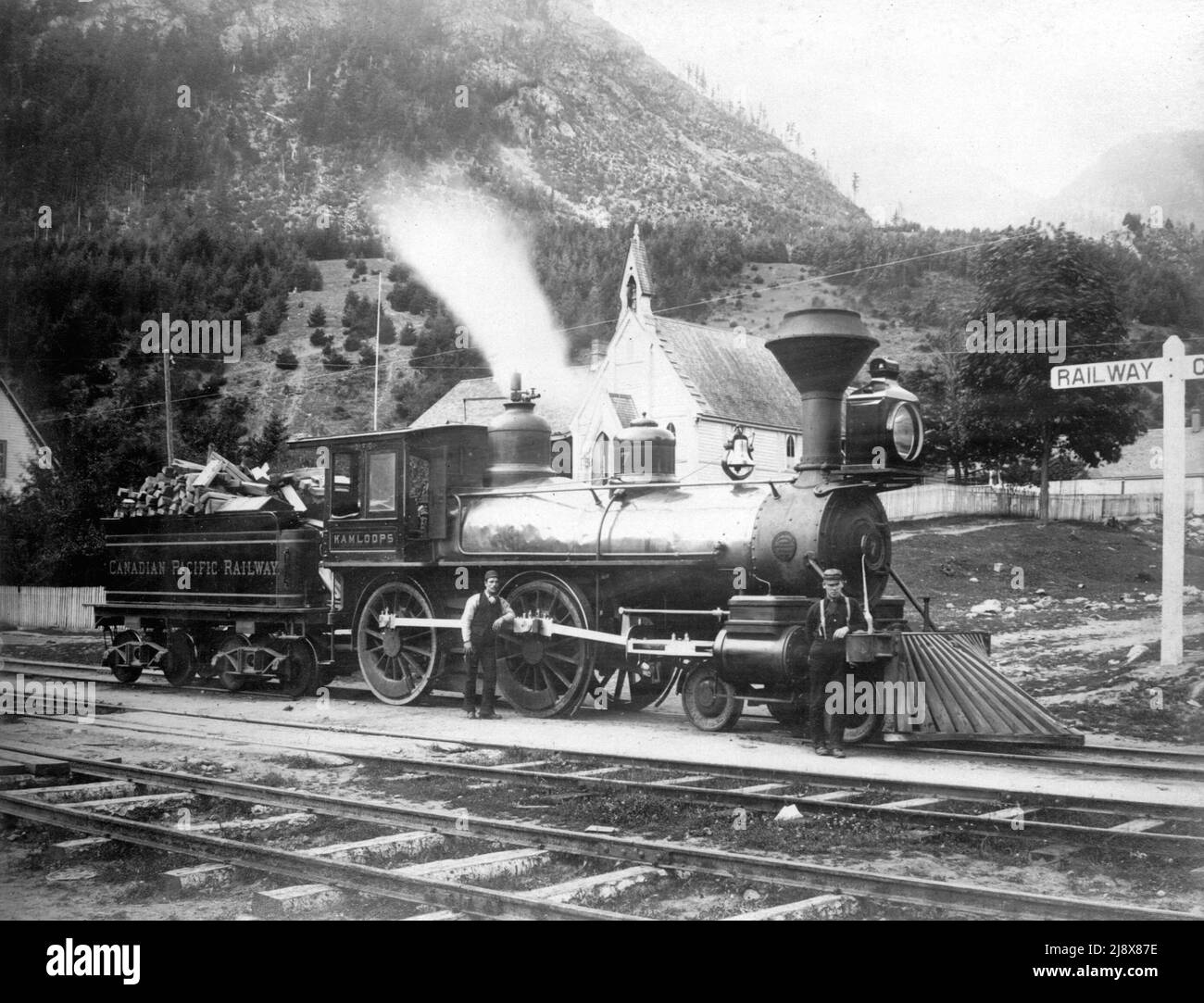 Homme debout à côté d'une locomotive en 1885 - CAN N94 - Kamloops no 7 [C.P.R. locomotive] ca. 1885 Banque D'Images