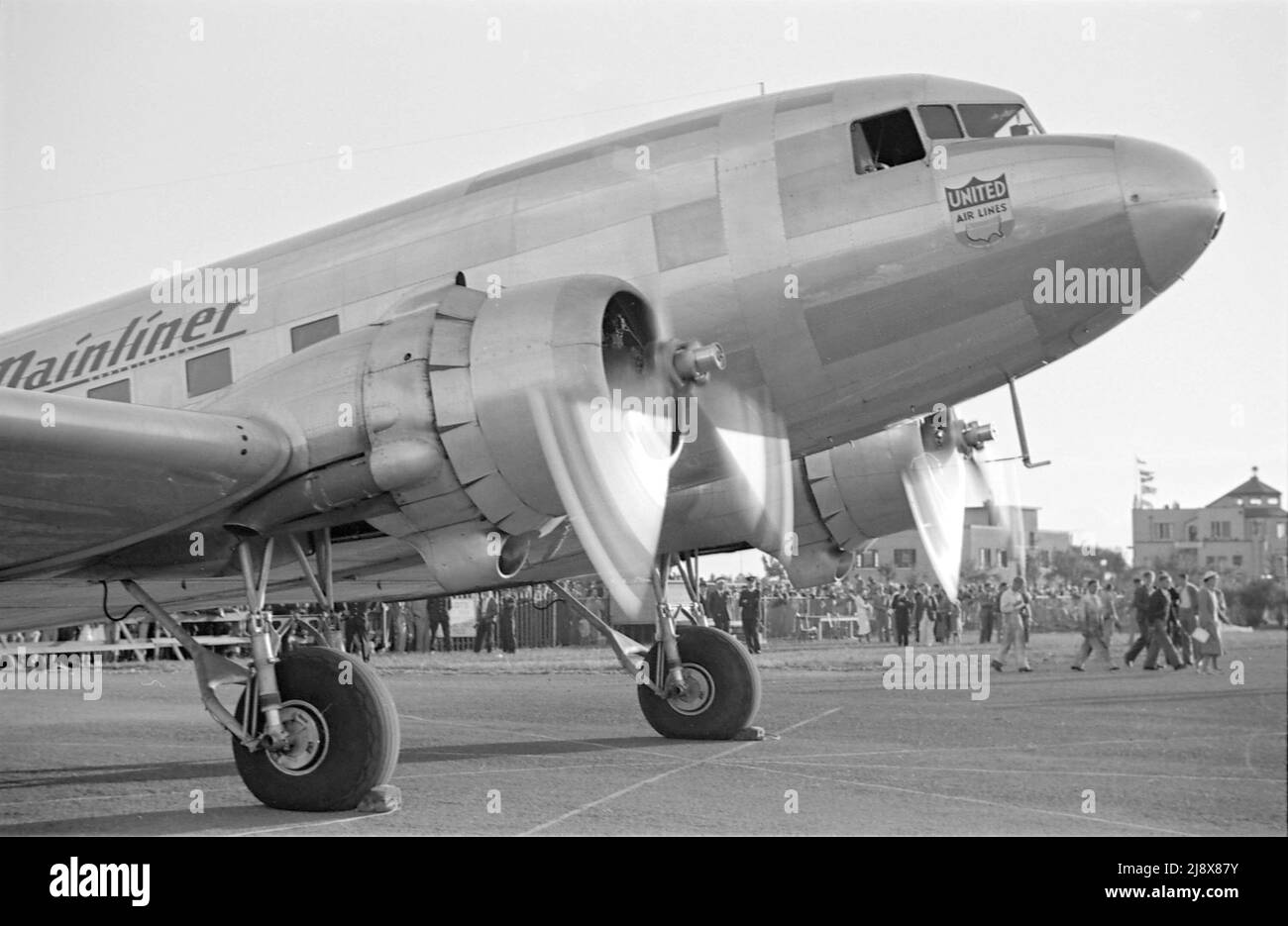 DC-3A NC 16071 de United Air Lines à l'aéroport de Vancouver. Légende originale: Personnes alignées à bord d'un United Airlines U.S. Mail Air Express (NC 16071) le Mainliner ca. 1937 Banque D'Images