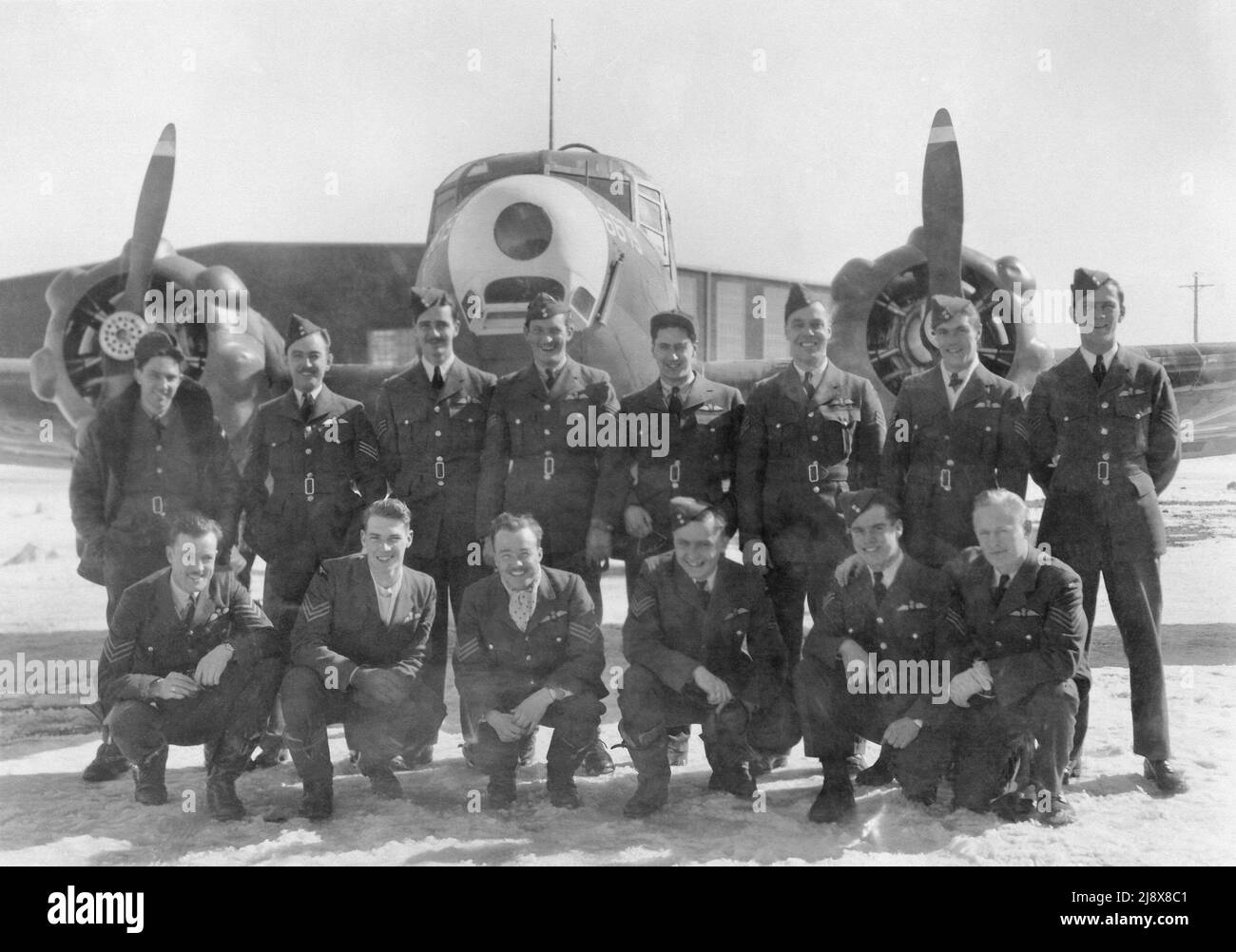 Les pilotes de NCO (Sergents) de l'école de navigation aérienne no 2. Station de l'ARC Pennfield Ridge (Nouveau-Brunswick). Rangée arrière debout de gauche à droite: Boswell, joueur, Wickham, Lupton, Harding, Trimble, Lenihan, Allan. Rangée avant agenouillée de gauche à droite : Rideout, Biden, Beirnes, Kalakowski, Elward, Fridfinnson. Env. 1941 Banque D'Images