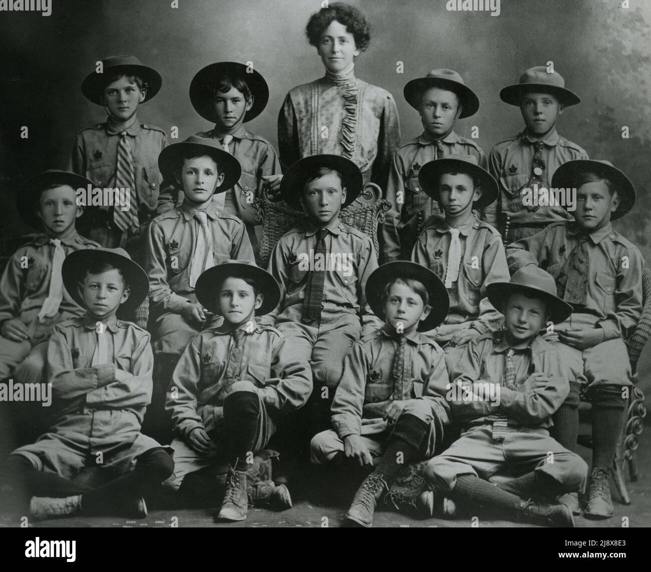 Photographie de la troupe de scouts de Cannifton, Ontario dirigée par Louise Rush [inscrite comme enseignante à Cannifton au recensement de 1911. Première rangée: Ross Callery, Lawrence Turner, Robert Turner, Julien Brooke deuxième rangée: Ernest Whiting, Burton Campbell, Maurice Vemilyea, Sam Palmer, Sam Johns dernière rangée: Percy Archibald, Harold Lawrence, Miss Louise Rush, Ray Houston, Jim Paine.Notez que Cannifton fait maintenant partie de Belleville CA. 1912 Banque D'Images