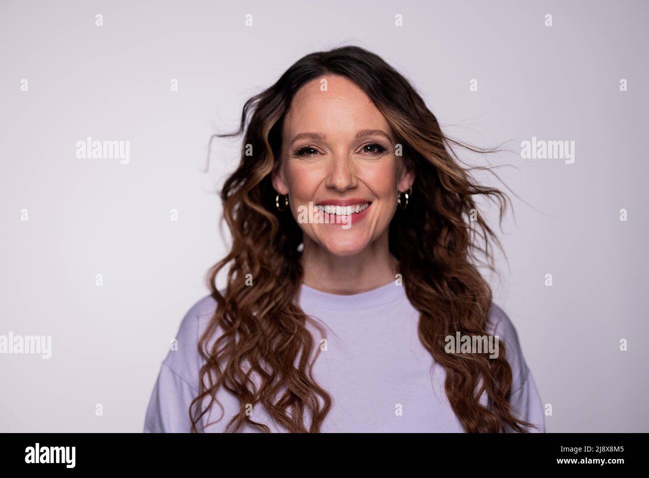 Cologne, Allemagne. 07th avril 2022. Carolin Kebekus, comédien, se trouve dans un studio. Kebekus organise un festival de musique avec seulement des femmes sur scène le 6 juin au Tanzbrunnen à Cologne. Avec le 'Festival', elle veut augmenter la visibilité des femmes. Credit: Rolf Vennenbernd/dpa/Alay Live News Banque D'Images