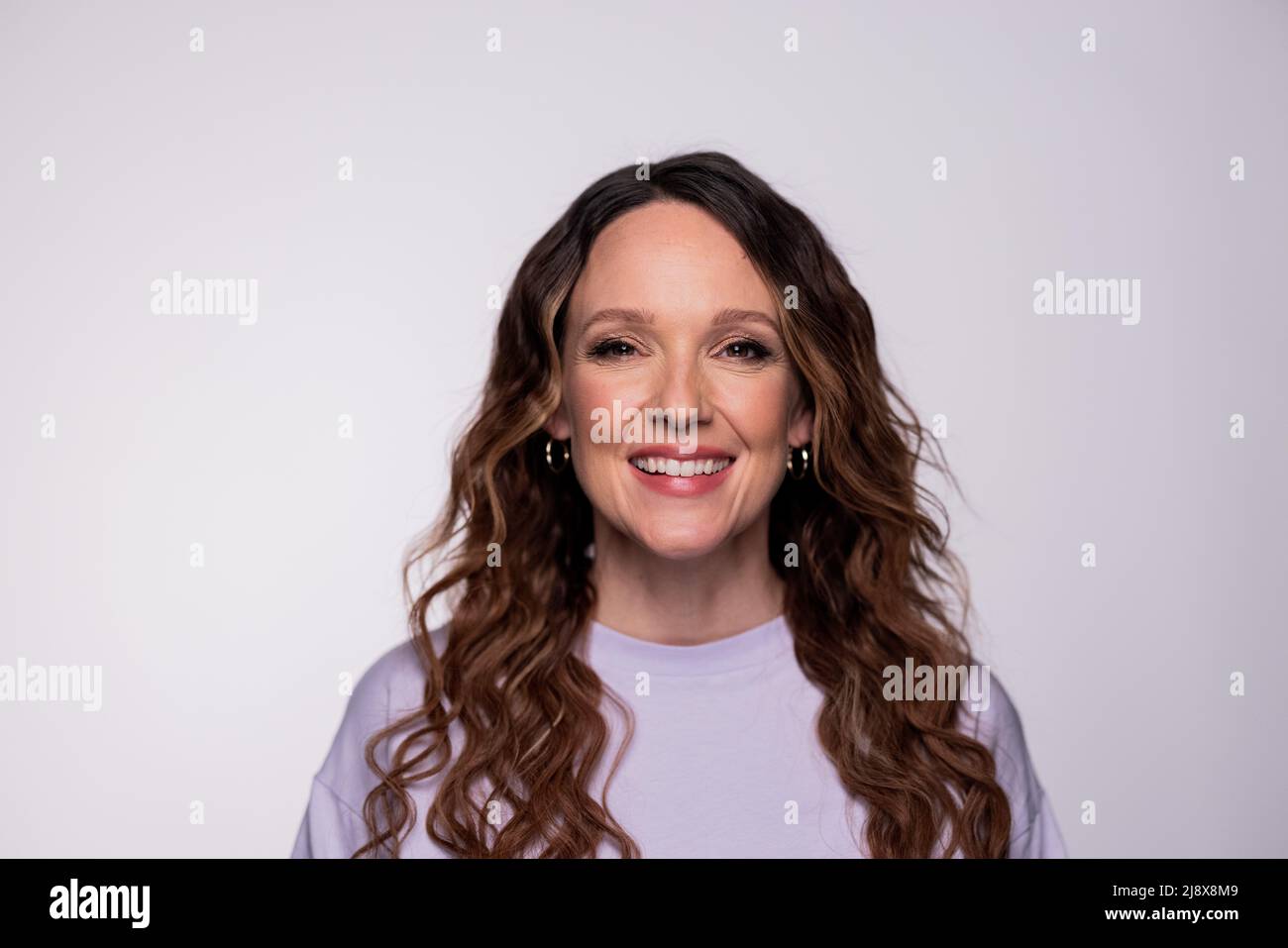 Cologne, Allemagne. 07th avril 2022. Carolin Kebekus, comédien, se trouve dans un studio. Kebekus organise un festival de musique avec seulement des femmes sur scène le 6 juin au Tanzbrunnen à Cologne. Avec le 'Festival', elle veut augmenter la visibilité des femmes. Credit: Rolf Vennenbernd/dpa/Alay Live News Banque D'Images