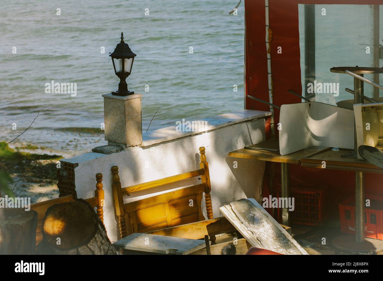 mobilier jeté dans le jardin Banque D'Images