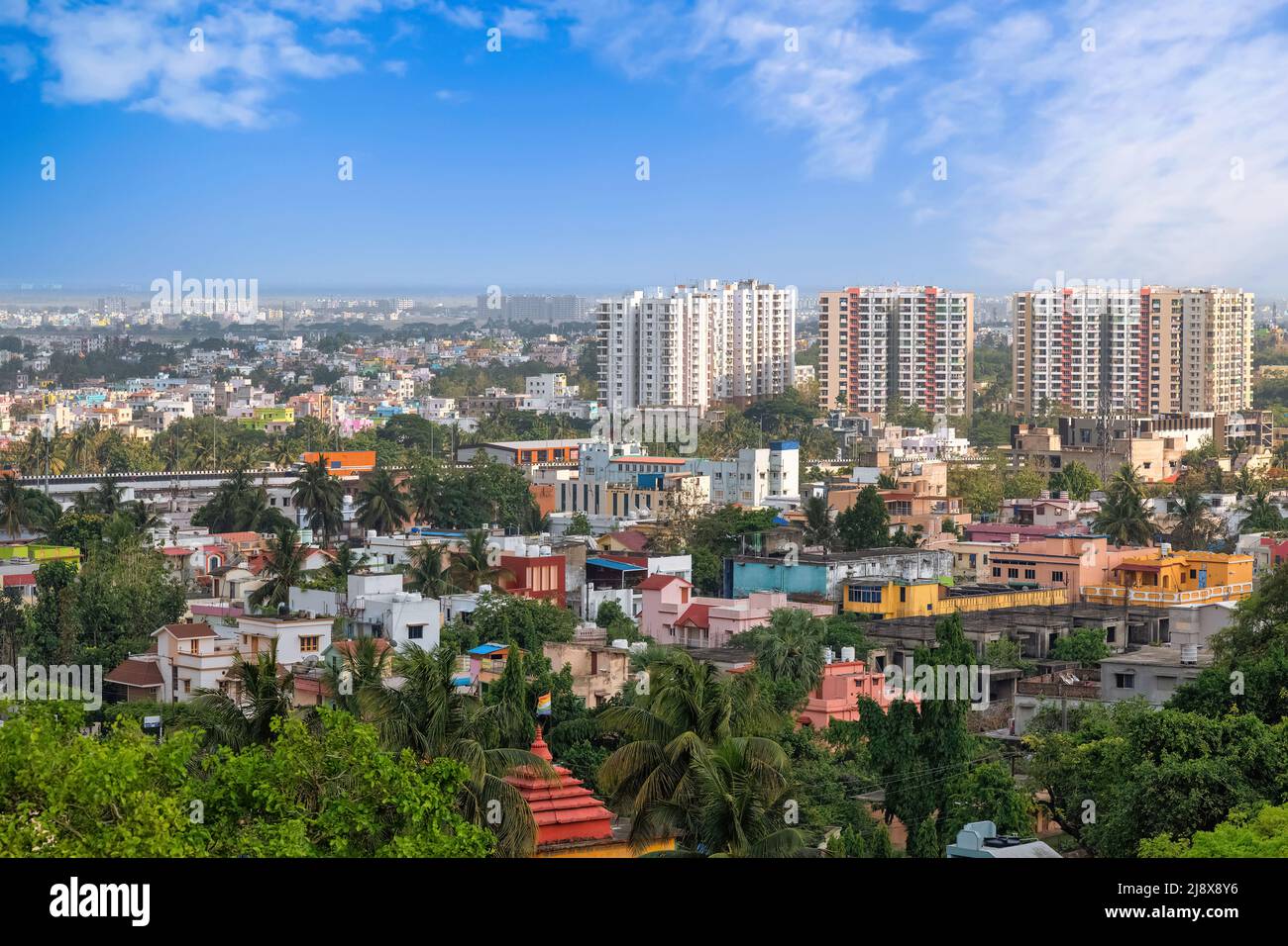 Vue aérienne de la ville indienne vue depuis le sommet des grottes d'Udayagiri à Bhubaneswar Inde Banque D'Images