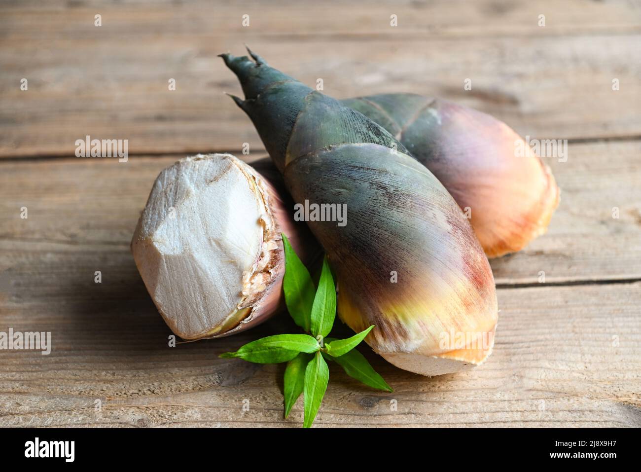 Pousse de bambou frais cru avec feuille pour la cuisine en thaïlande, pousses de bambou sur fond de table en bois Banque D'Images