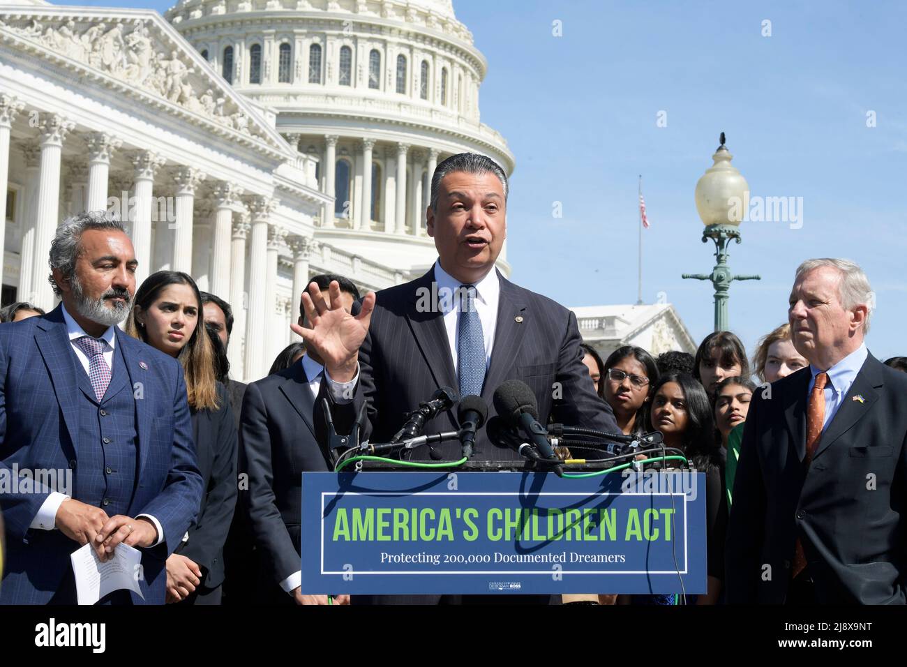 Washington, États-Unis. 18th mai 2022. LE sénateur AMÉRICAIN Alex Padilla (D-CA) parle de la législation bipartisane visant à protéger les Rêveurs documentés lors d'une conférence de presse sur la loi américaine sur les enfants à House Triangle/Capitol Hill à Washington. Crédit : SOPA Images Limited/Alamy Live News Banque D'Images