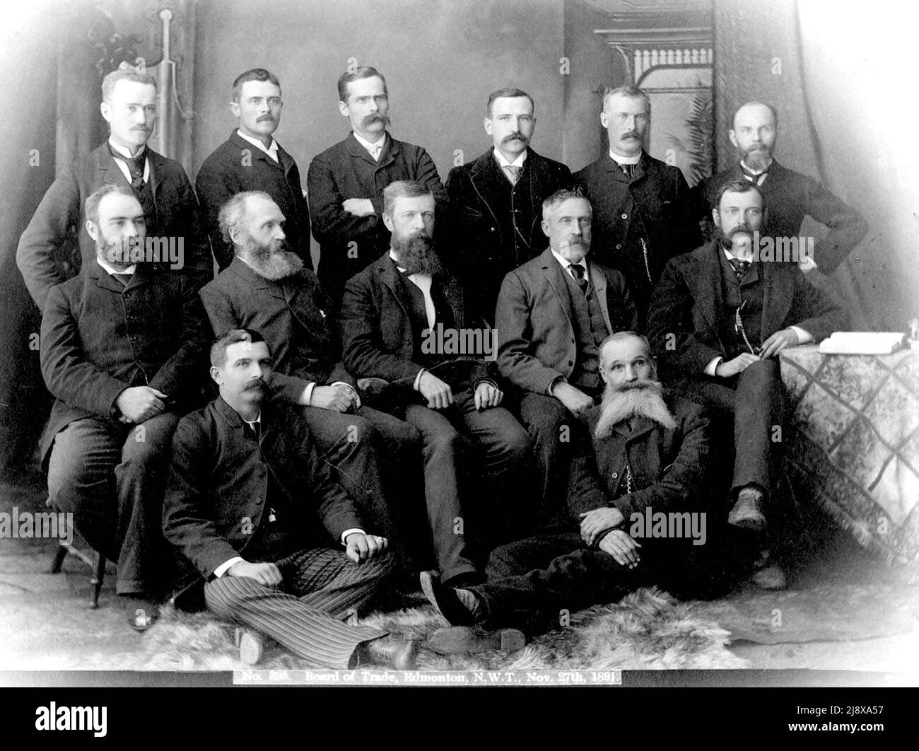 Edmonton Board of Trade, 1891 photo Back row (l-r) Sidney S. Taylor, Philip E. Daly, Frank Oliver, Emmanuel Raymer, John A. McDougall, W. Johnstone WalkerMiddle row (l-r) Alex Taylor [trésorier], James McDonald, John Cameron [président], Edward F. Carey [vice-président], Colin F. Strang [secrétaire]Front row (l-r) Joseph Henri Picard, A. D. Osborne Banque D'Images