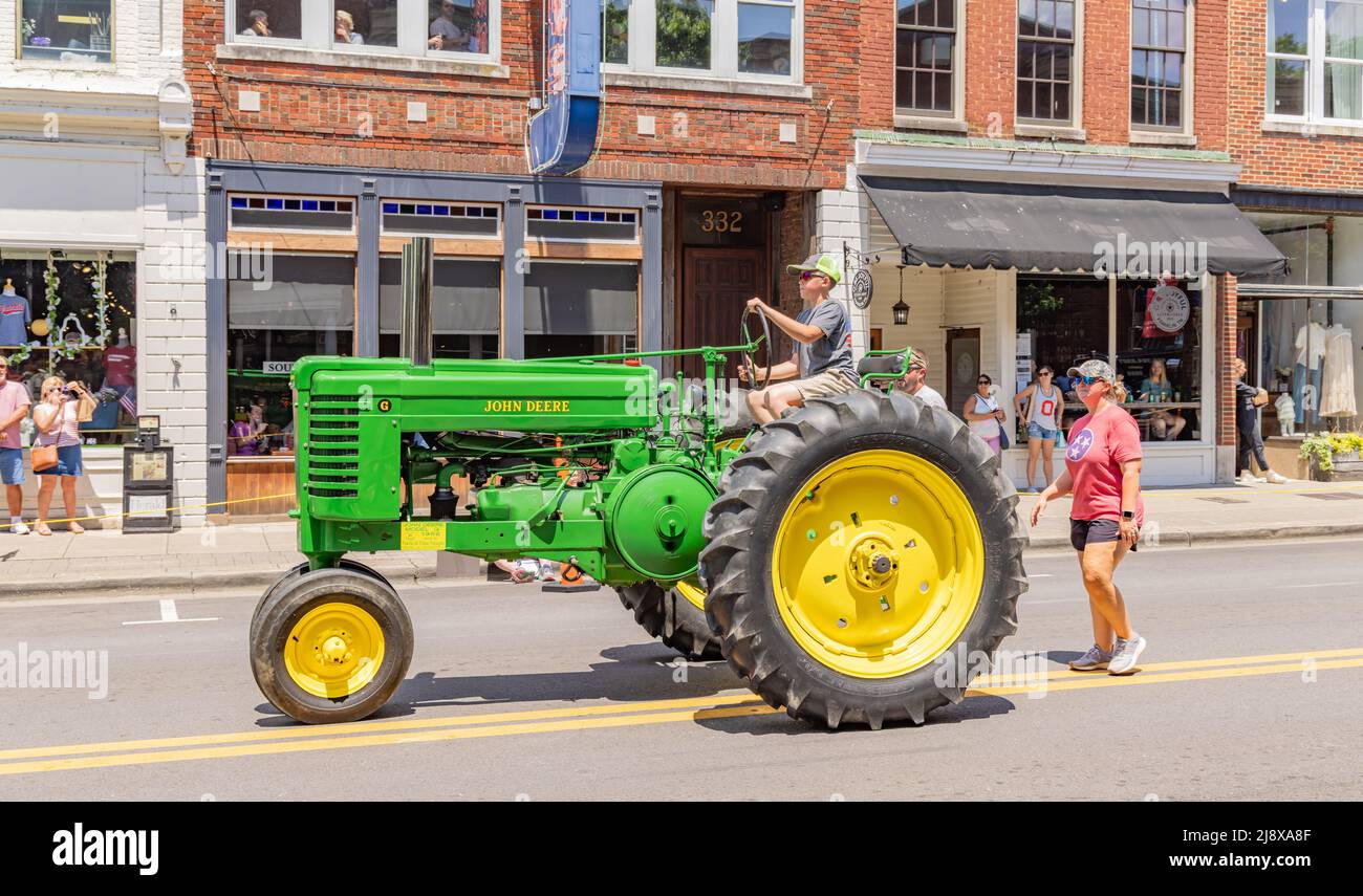 Le jeune fils de Travis et Gina Vaughn conduit un vieux tracteur John Deere Banque D'Images