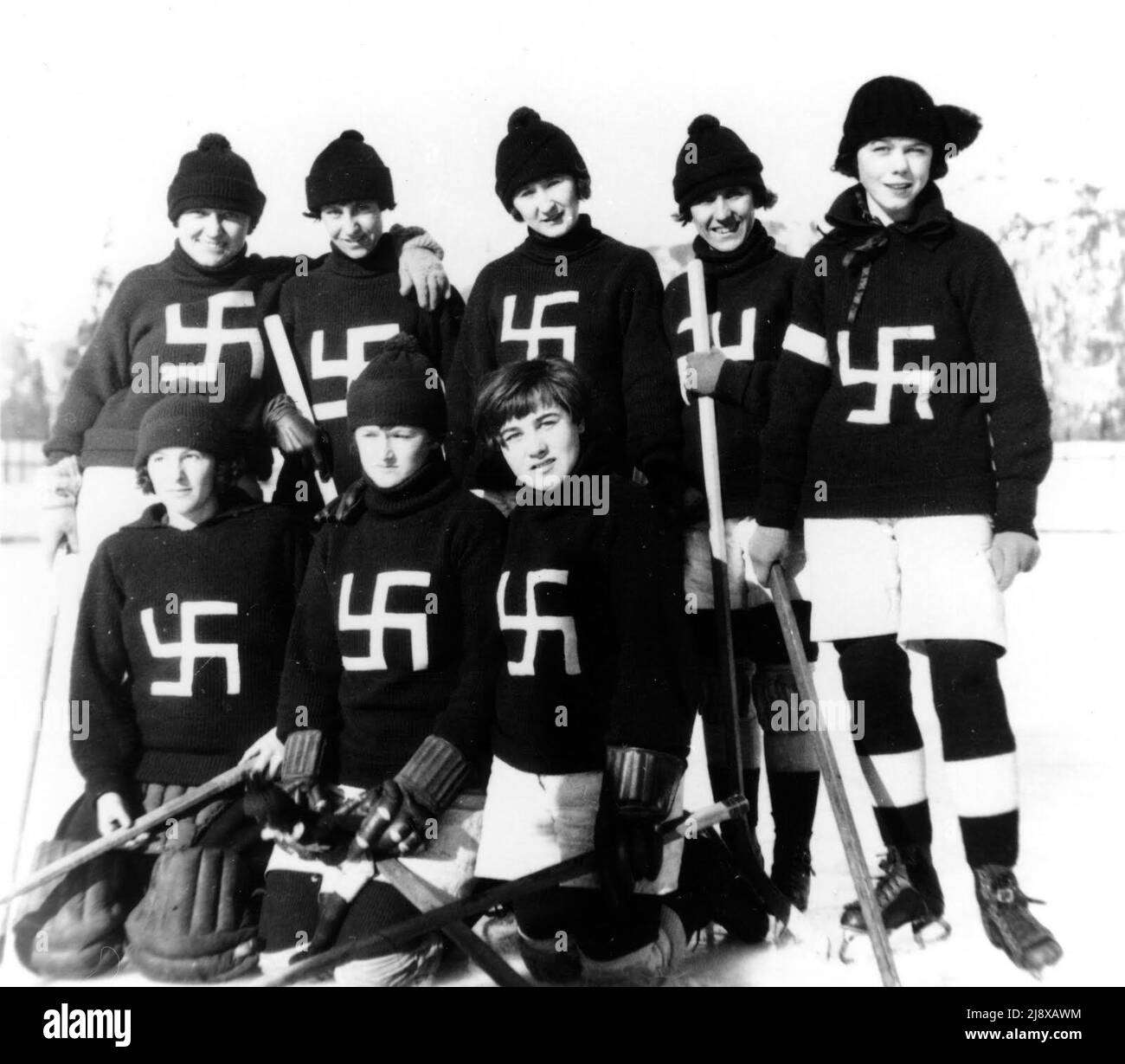 Les swastikas de Fernie portaient des chandails rouges avec une croix torréchée en blanc, un symbole de bonne chance jusqu'à ce que pervertis par les Nazis ca. 1922 Banque D'Images