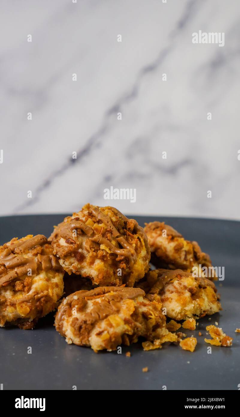 Biscuits les biscuits sont croustillants, avec une saveur de caramel intense dan croustillant de flocons de maïs. Banque D'Images