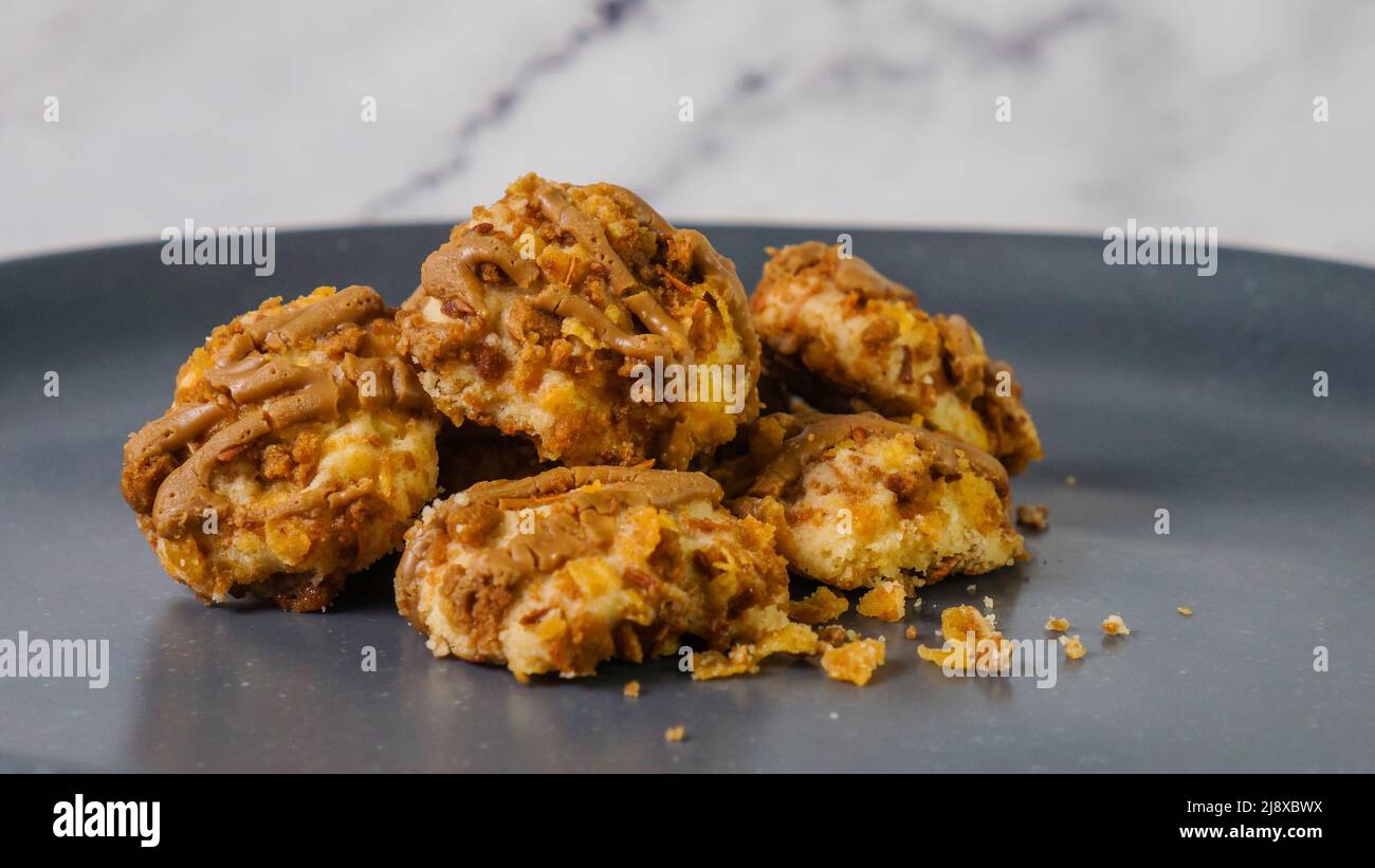 Biscuits les biscuits sont croustillants, avec une saveur de caramel intense dan croustillant de flocons de maïs. Banque D'Images