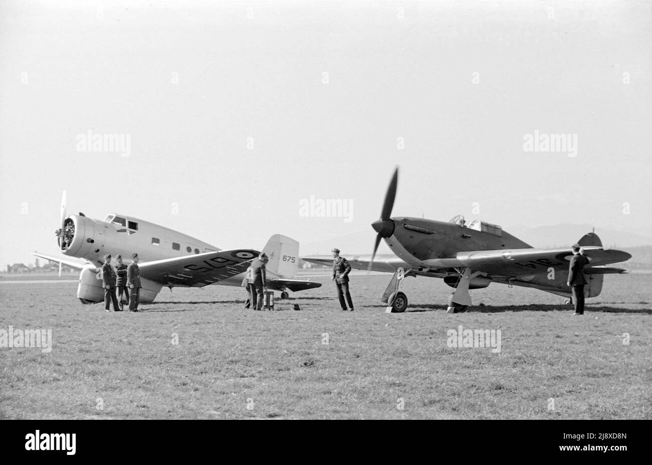 A Northrop Delta Mk. 1 (R.C.A.F. 675) avion et Hawker Hurricane fighter ca. 1939 Banque D'Images