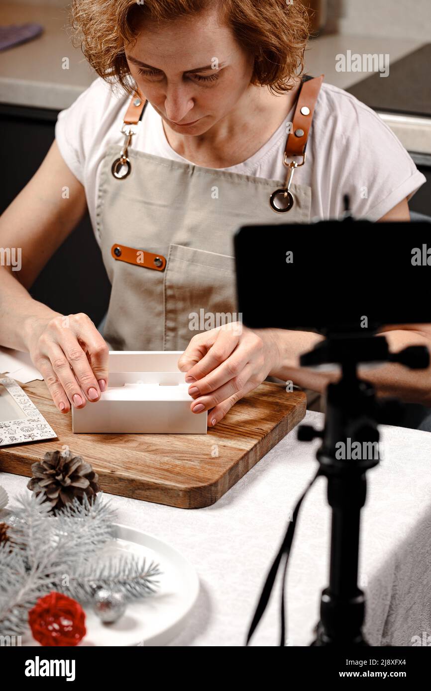 Femme Maître Chef Chocolatier Travaillant Dans Une Chocolaterie Artisanale  Professionnelle Ai Générative Banque D'Images et Photos Libres De Droits.  Image 206580269