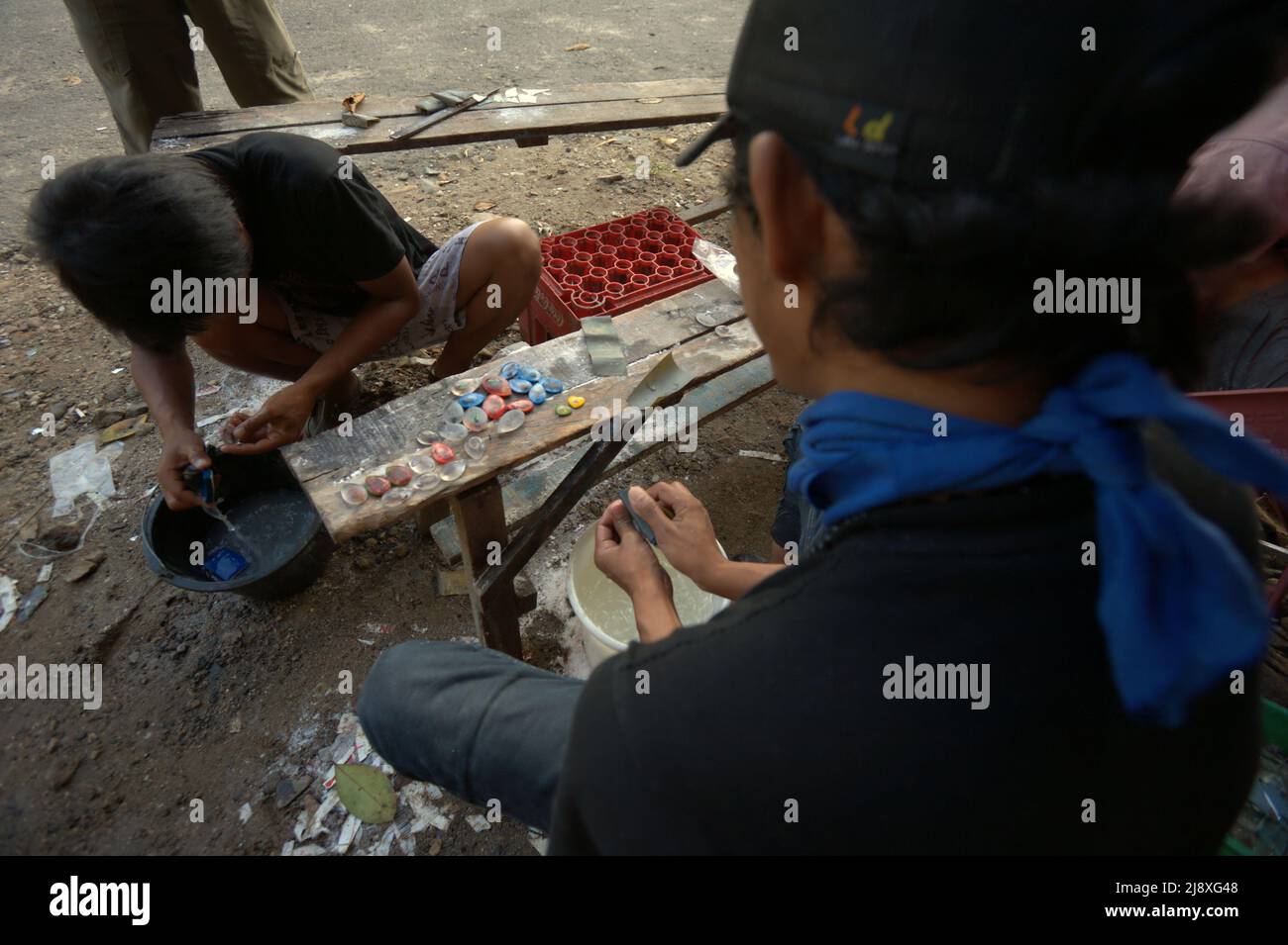 Les ouvriers qui polissaient des souvenirs d'ornement de type ambre dans une boutique située en bordure de route à Lembah Harau, Harau, Lima Puluh Kota, Sumatra Ouest, Indonésie. Banque D'Images