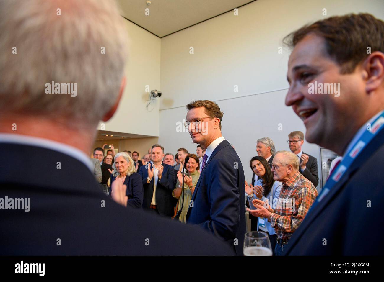 Le Premier ministre Hendrik WUEST (WÃ St), CDU, est célébré par son parti/groupe parlementaire, r. *** Nathanael LIMINSKI, chef de la Chancellerie d'Etat NRW, soirée d'élection au Parlement d'Etat, élections d'Etat en Rhénanie-du-Nord-Westphalie NRW, le 15th mai 2022 à Düsseldorf/Allemagne. Â Banque D'Images Le Premier ministre Hendrik WUEST (WÃ St), CDU, est célébré par son parti/groupe parlementaire, r. *** Nathanael LIMINSKI, chef de la Chancellerie d'Etat NRW, soirée d'élection au Parlement d'Etat, élections d'Etat en Rhénanie-du-Nord-Westphalie NRW, le 15th mai 2022 à Düsseldorf/Allemagne. Â Banque D'Images