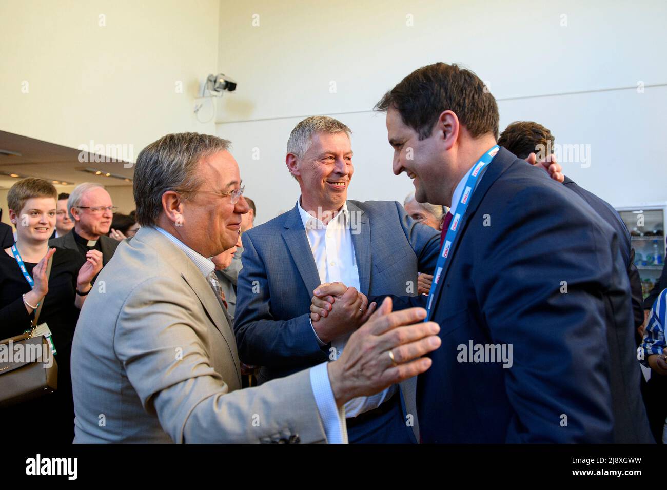 Düsseldorf, Allemagne. 15th mai 2022. De gauche à droite Armin LASCHET (CDU, ancien Premier ministre), Bodo LOETTGen (Löttgen) (CDU leader du groupe parlementaire en NRW), Nathanael LIMINSKI (CDU, chef de la Chancellerie d'Etat NRW) soirée d'élection au Parlement d'Etat, élections d'Etat en Rhénanie-du-Nord-Westphalie NRW, le 15,05. 2022 à Düsseldorf/Allemagne. Crédit : dpa/Alay Live News Banque D'Images Düsseldorf, Allemagne. 15th mai 2022. De gauche à droite Armin LASCHET (CDU, ancien Premier ministre), Bodo LOETTGen (Löttgen) (CDU leader du groupe parlementaire en NRW), Nathanael LIMINSKI (CDU, chef de la Chancellerie d'Etat NRW) soirée d'élection au Parlement d'Etat, élections d'Etat en Rhénanie-du-Nord-Westphalie NRW, le 15,05. 2022 à Düsseldorf/Allemagne. Crédit : dpa/Alay Live News Banque D'Images