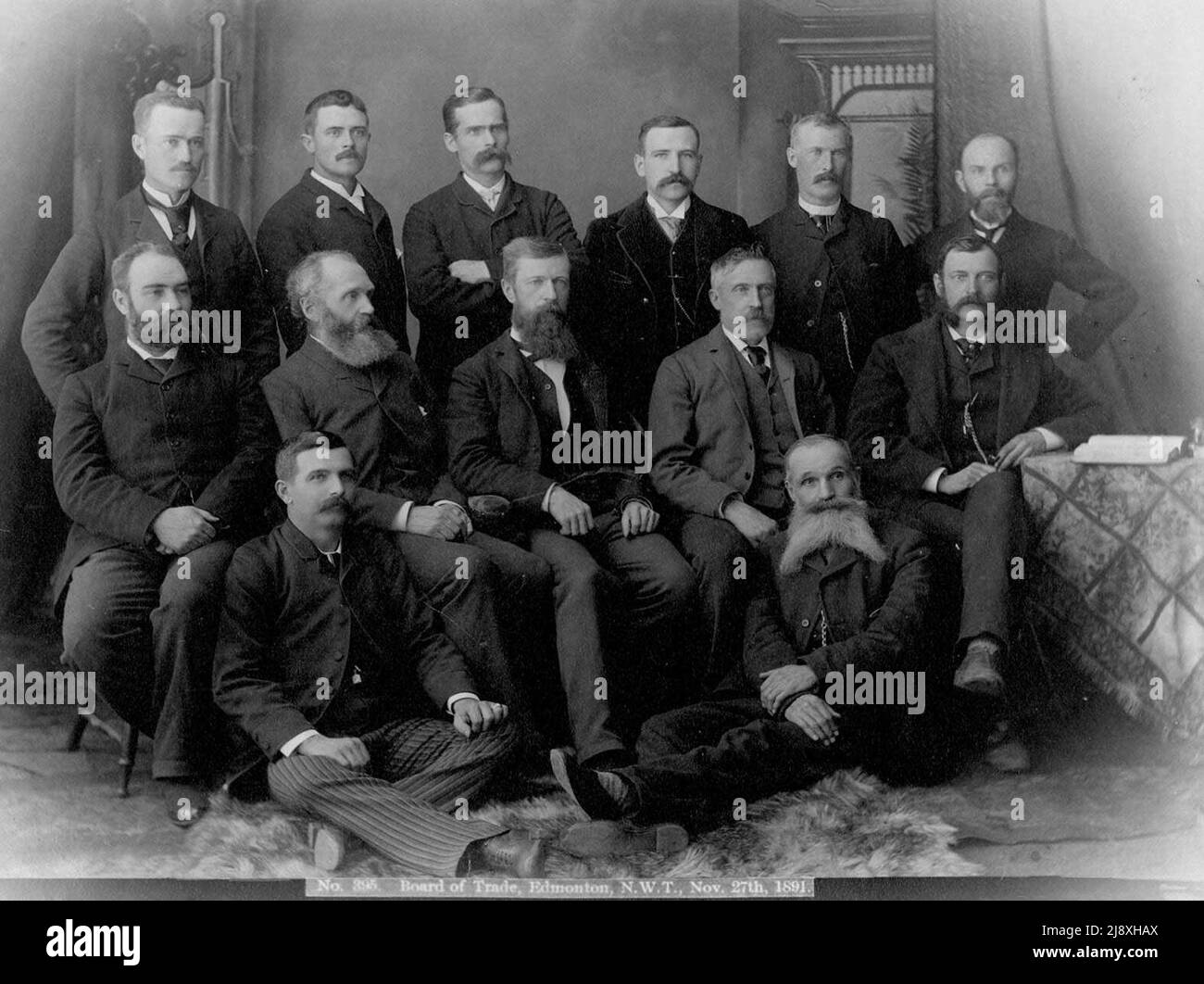 Edmonton Board of Trade, 1891 photo Back row (l-r) Sidney S. Taylor, Philip E. Daly, Frank Oliver, Emmanuel Raymer, John A. McDougall, W. Johnstone WalkerMiddle row (l-r) Alex Taylor [trésorier], James McDonald, John Cameron [président], Edward F. Carey [vice-président], Colin F. Strang [secrétaire]Front row (l-r) Joseph Henri Picard, A. D. Osborne Banque D'Images