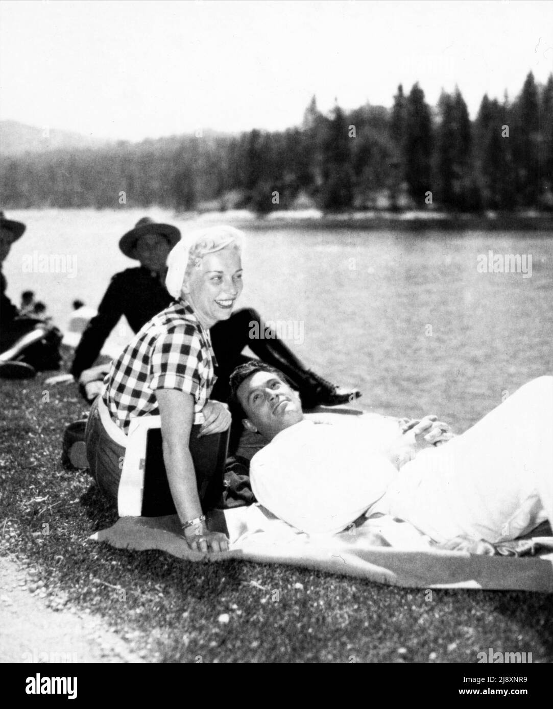 MARCIA HENDERSON et ROCK HUDSON sur le terrain de tournage a fait le choux lors du tournage de RETOUR AU PAYS DE DIEU 1953 réalisateur JOSEPH PEVNEY histoire James Oliver Curwood Universal - International Pictures Banque D'Images