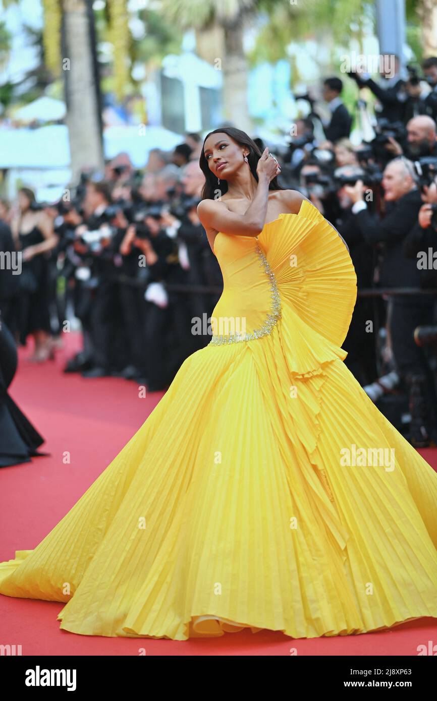 Jasmine Tookes arrive pour la projection de Top Gun: Maverick dans le