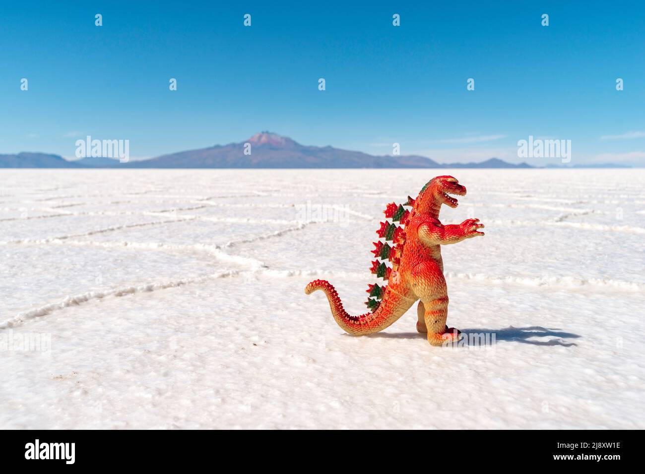 Jouet dino sur Uyuni sel plat en Bolivie par jour ensoleillé Banque D'Images