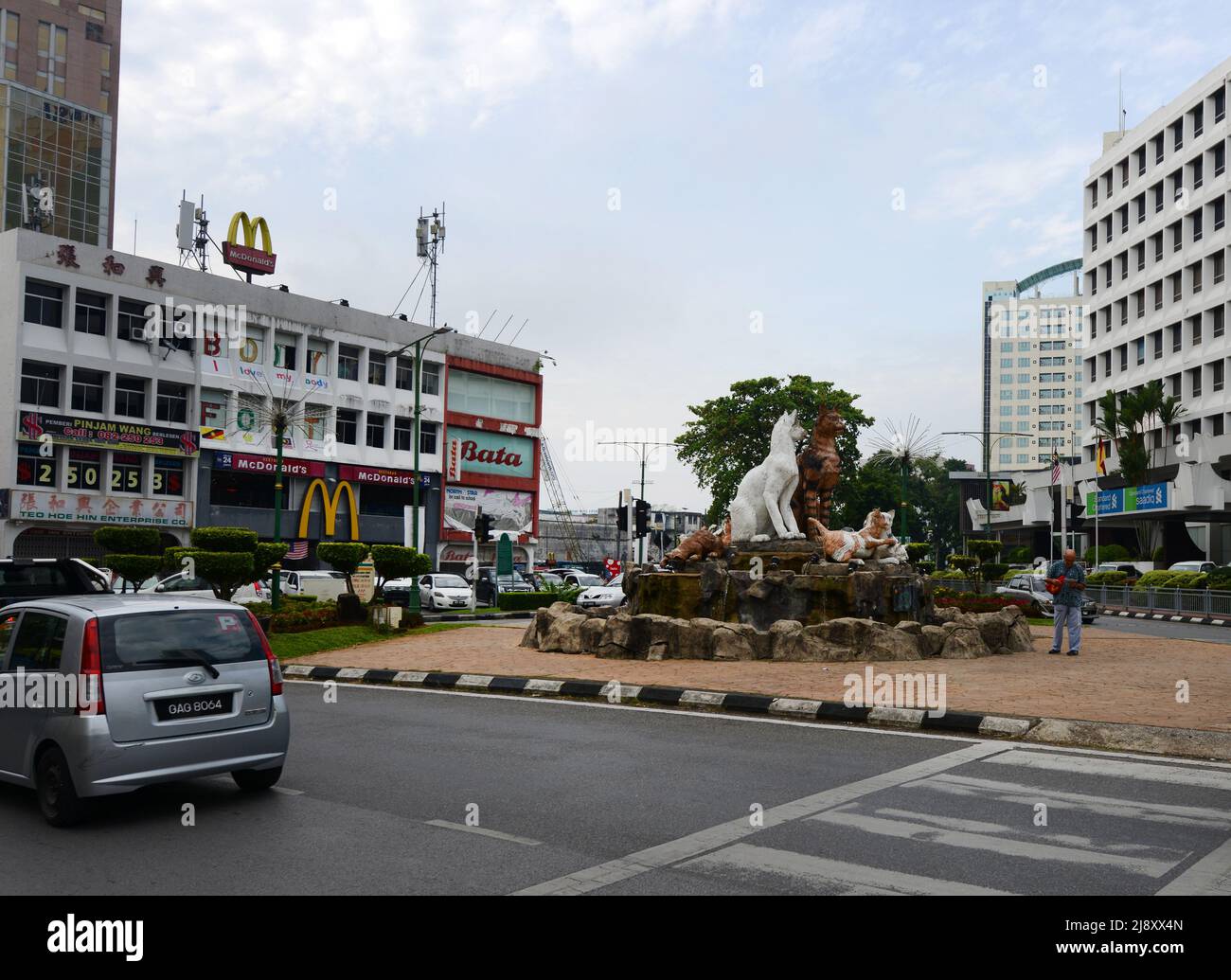 Sculptures de chats dans un rond-point principal dans le centre de Kuching, Sarawak, Malaisie. Banque D'Images